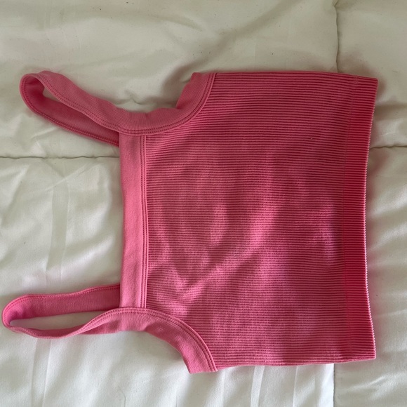 Super cute super comfortable crop top pink got it from Cotton on - Picture 1 of 3
